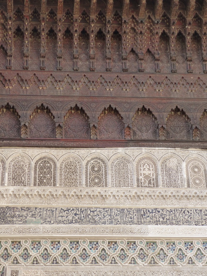 Intagli nel legno e mosaici tipici dell’architetta marocchina